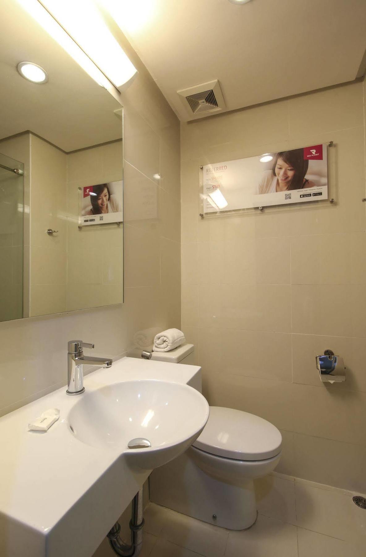Red Planet Makati Avenue Manila Hotel 3*